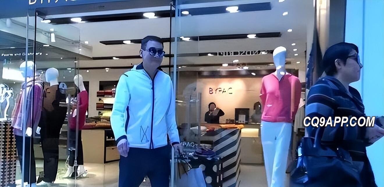 2024022913 梁家辉与人生伴侣深情漫步，展现非凡夫妻情深