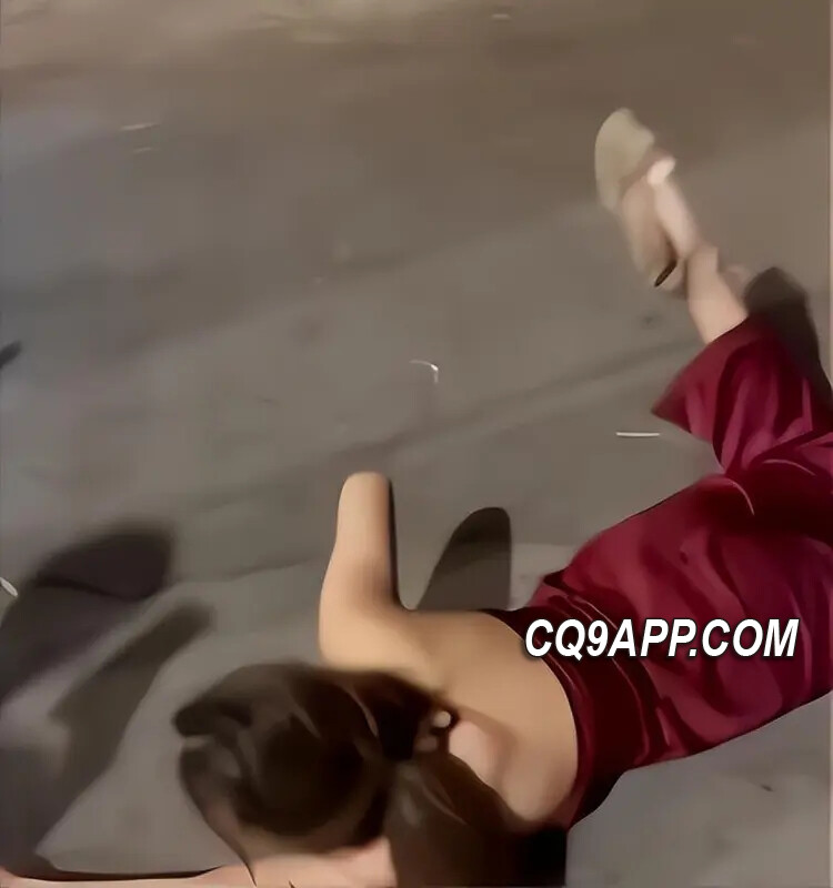 2024022921 女士聚会醉酒后模仿宠物狗 行为引社交媒体热议