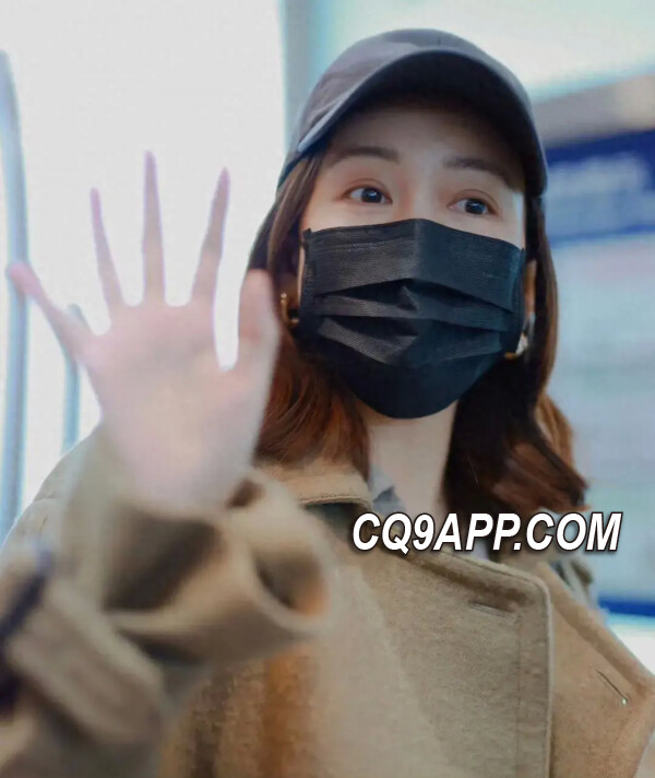 2024030411 王鸥复出亮相变身温柔妈咪 遭粉丝围堵展现职业素养